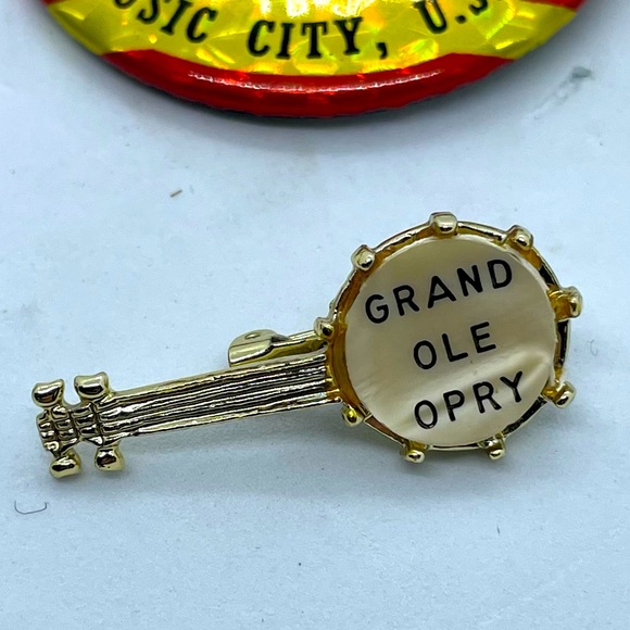 Lot of Nashville/Country Music Pins Featuring Dollywood & Conway Tweety Tour Pin - Picture 3 of 7